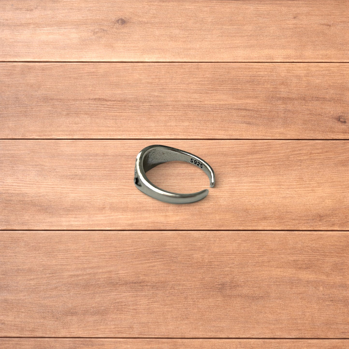 Lovely vintage style stainless steel retro fish ring in silver.