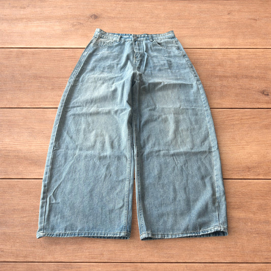 Vintage style baggy wide leg skater fit jeans in light blue.