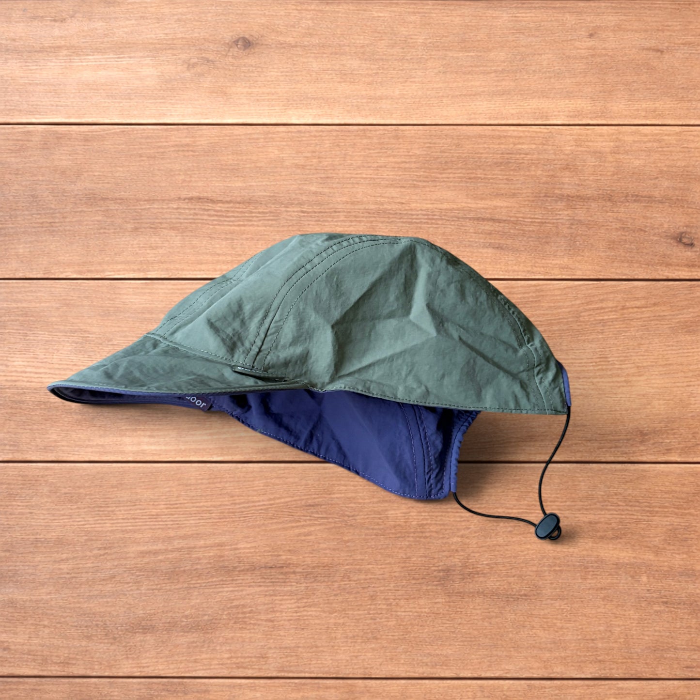 Lightweight reversible military pilot trapper hat in green/purple.