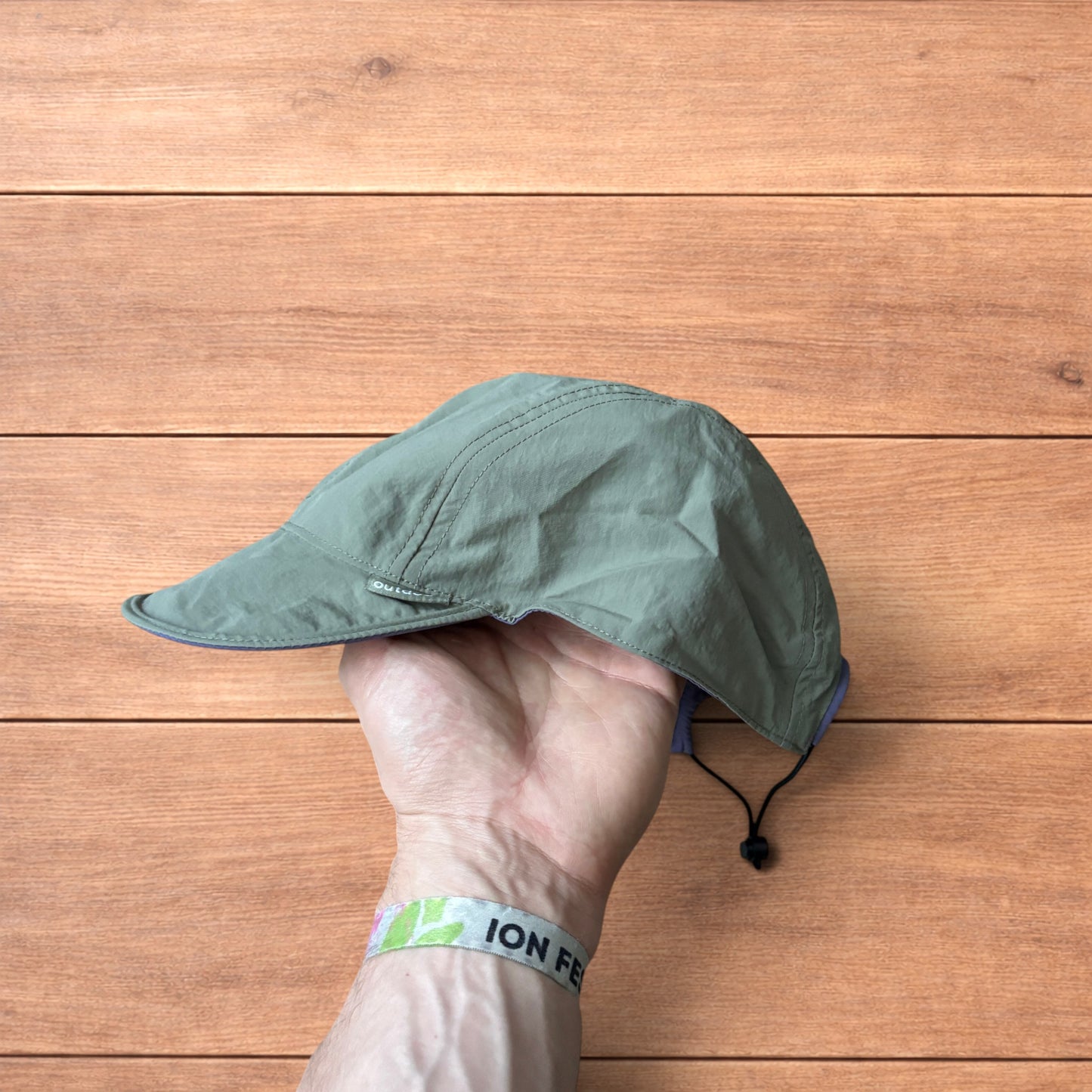 Lightweight reversible military pilot trapper hat in green/purple.