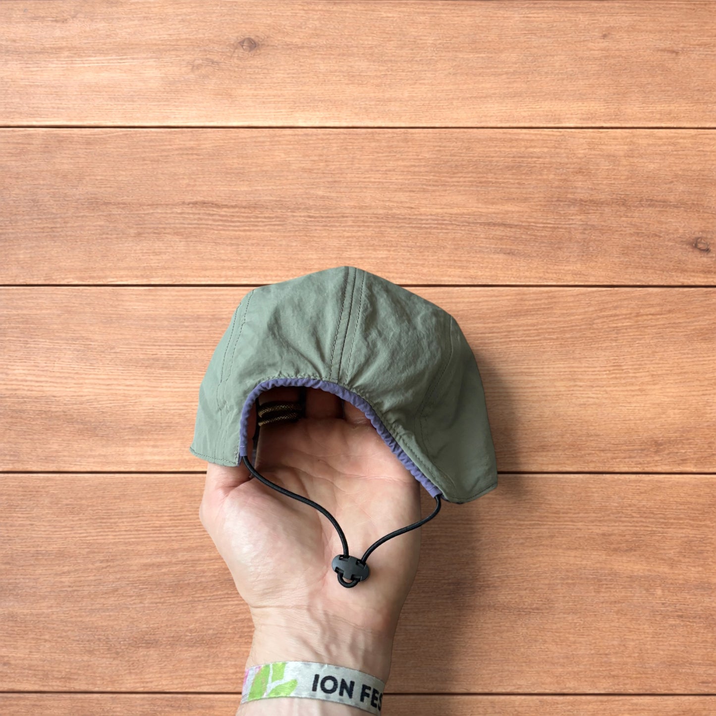 Lightweight reversible military pilot trapper hat in green/purple.