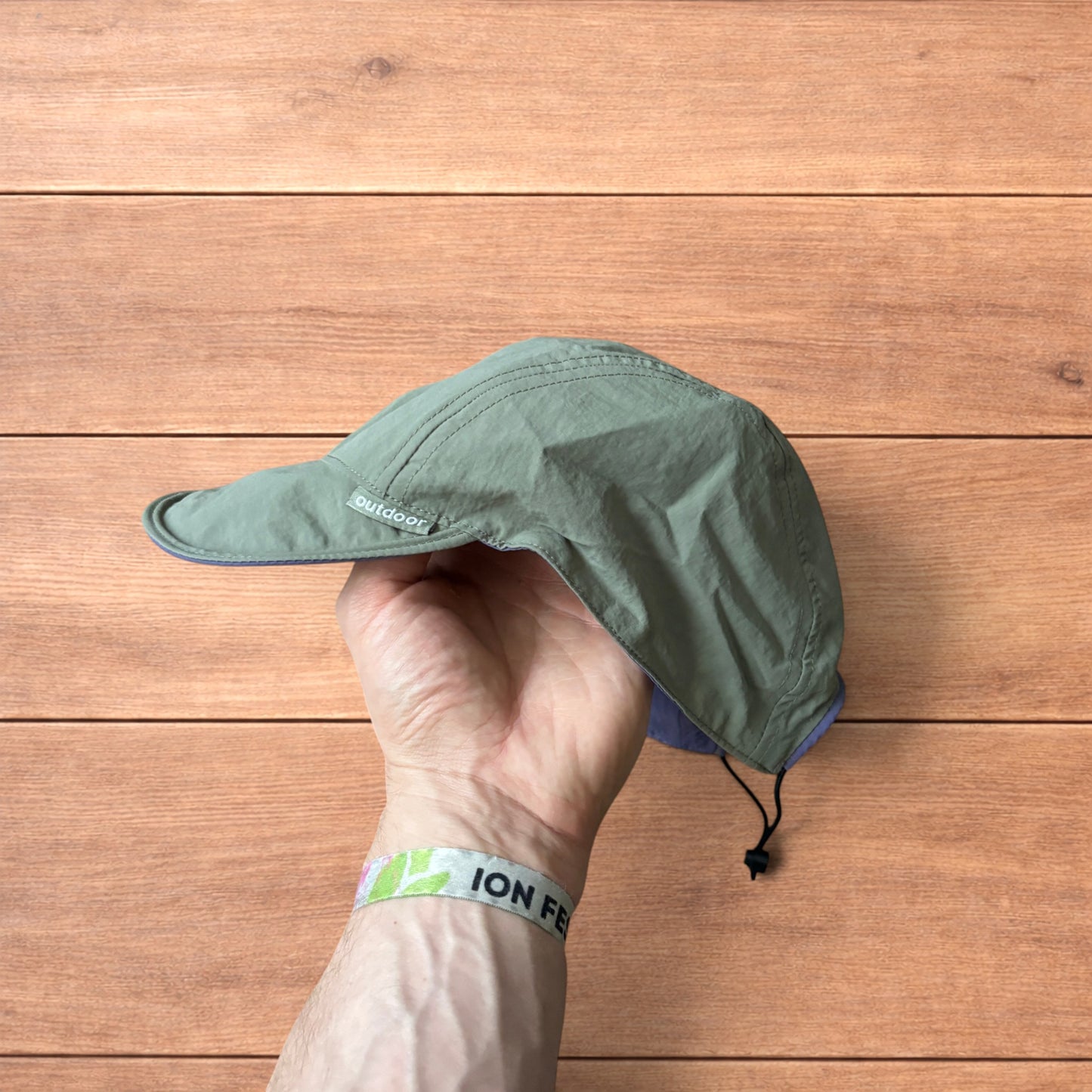 Lightweight reversible military pilot trapper hat in green/purple.