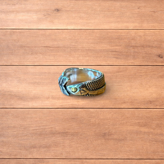 Lovely vintage style stainless steel retro fish ring in silver.