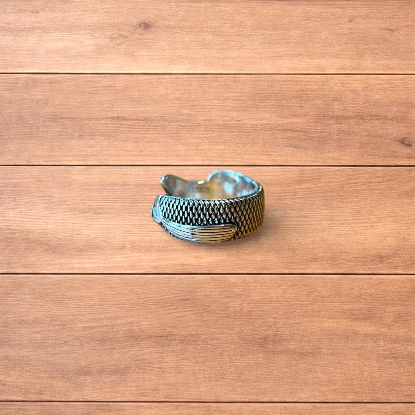 Lovely vintage style stainless steel retro fish ring in silver.