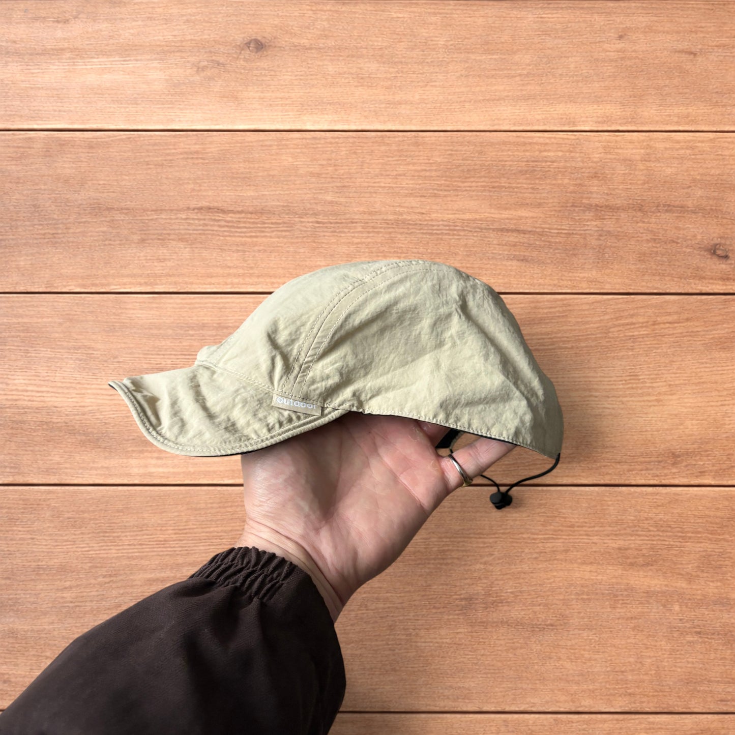 Lightweight reversible military pilot trapper hat in cream/black.