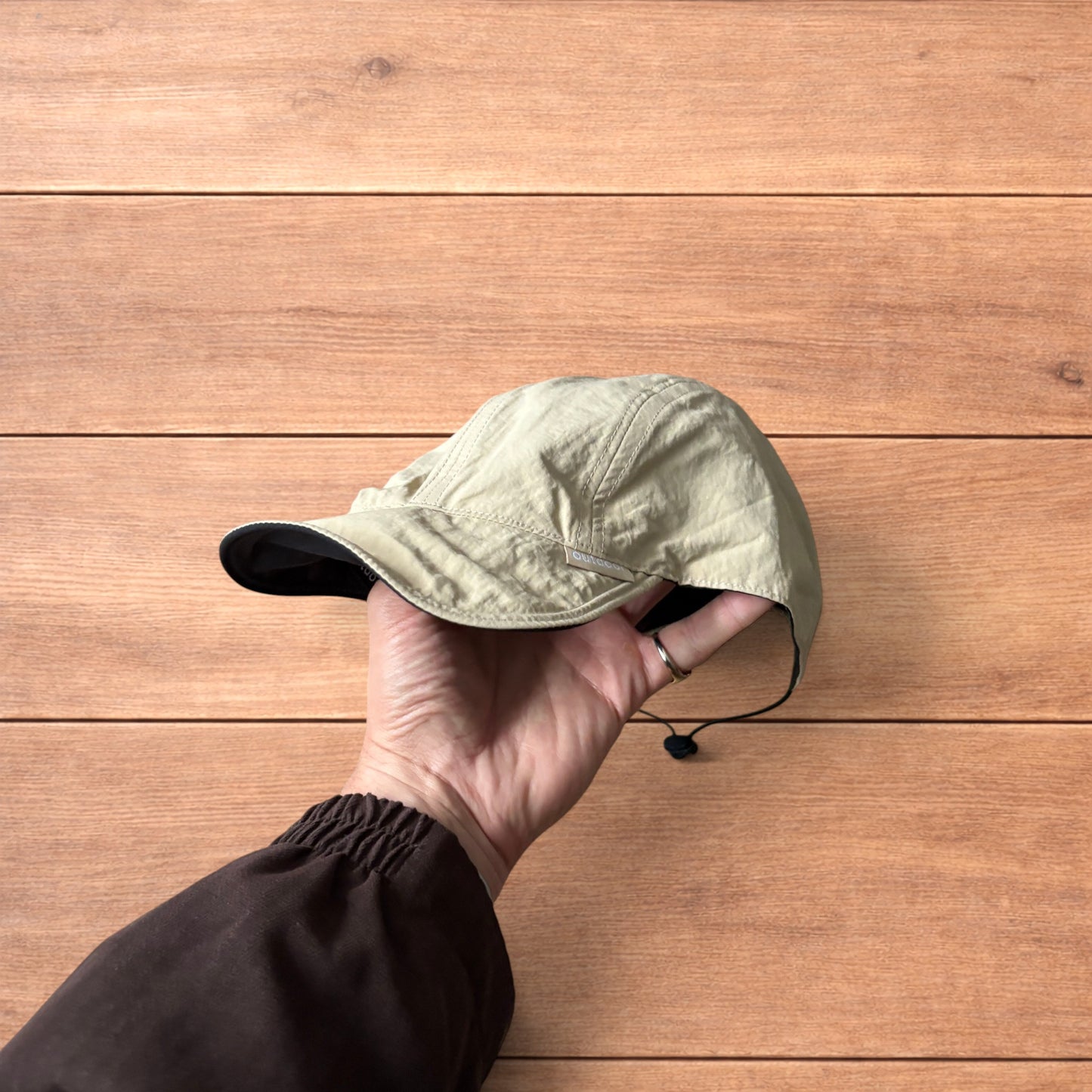 Lightweight reversible military pilot trapper hat in cream/black.