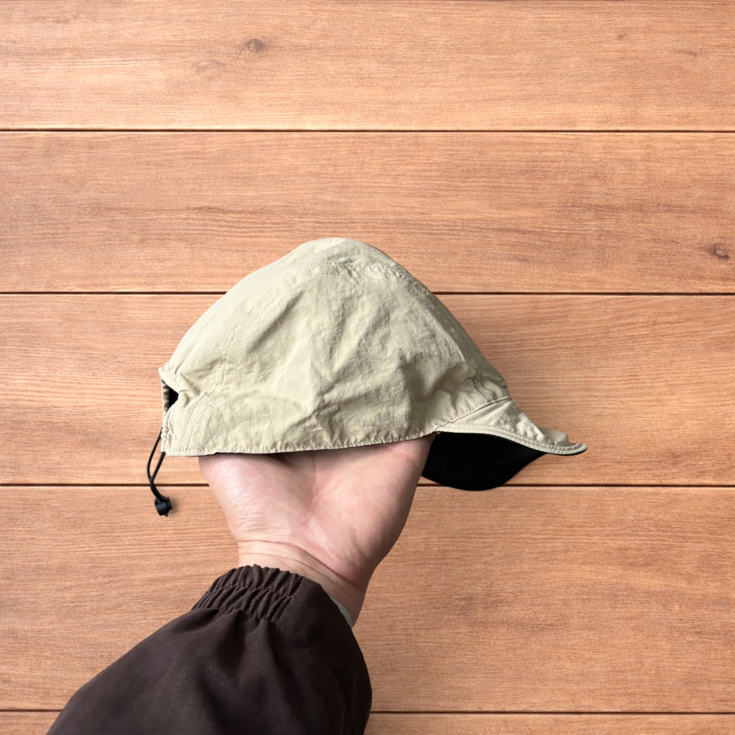 Lightweight reversible military pilot trapper hat in cream/black.