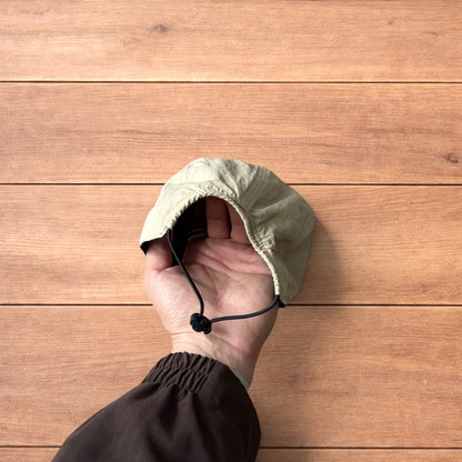 Lightweight reversible military pilot trapper hat in cream/black.