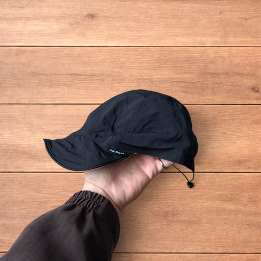 Lightweight reversible military pilot trapper hat in cream/black.