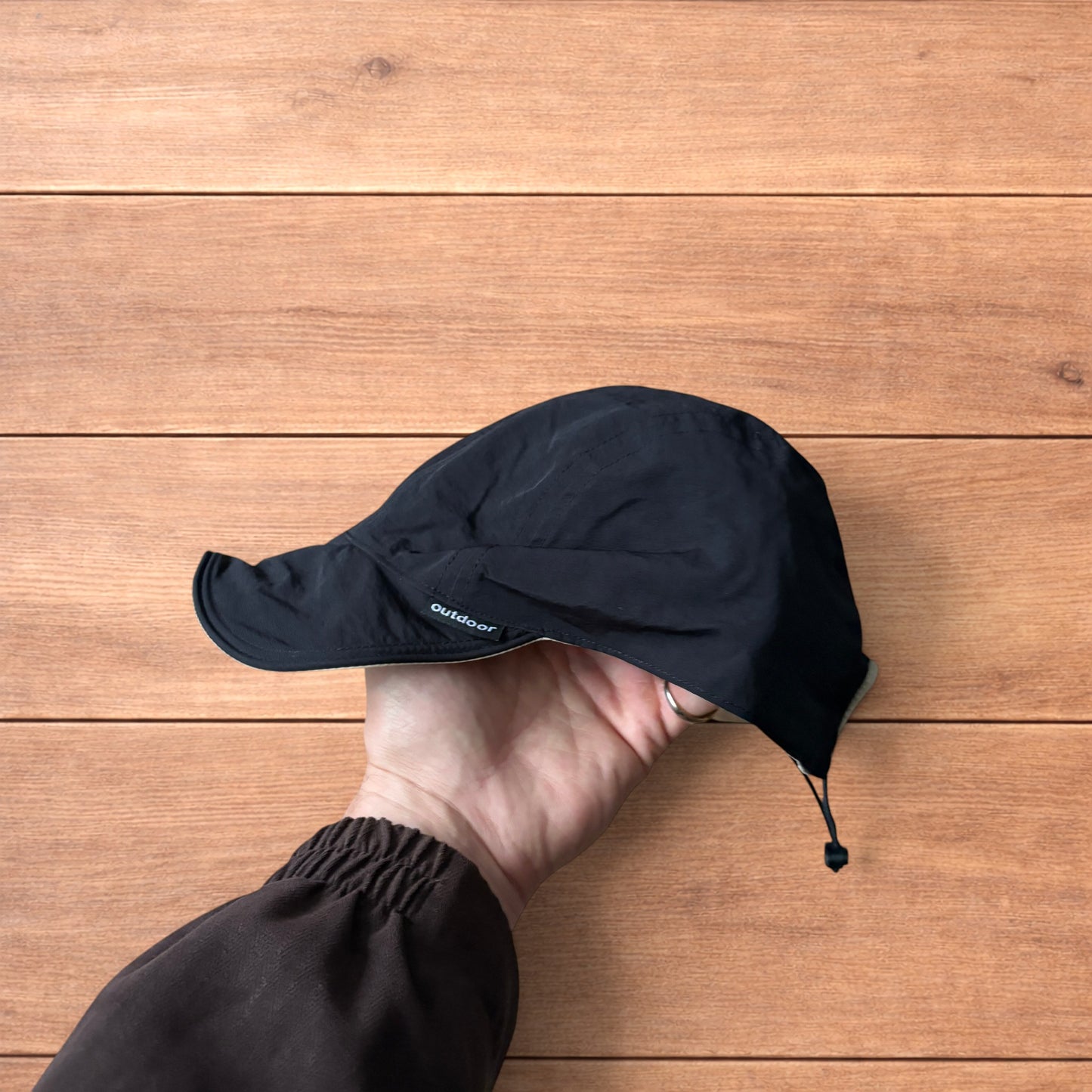 Lightweight reversible military pilot trapper hat in cream/black.