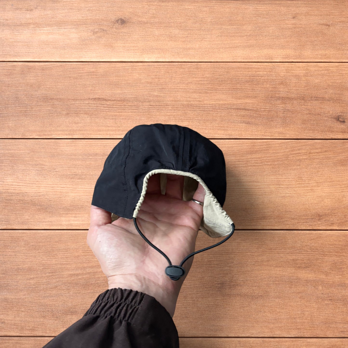 Lightweight reversible military pilot trapper hat in cream/black.