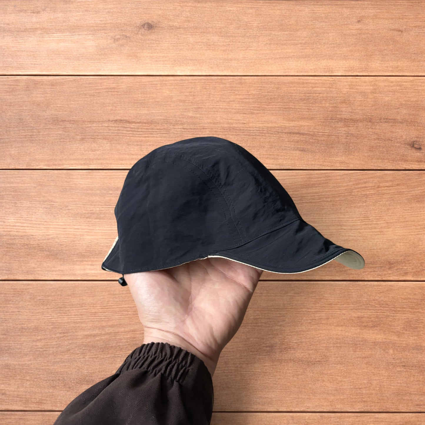 Lightweight reversible military pilot trapper hat in cream/black.