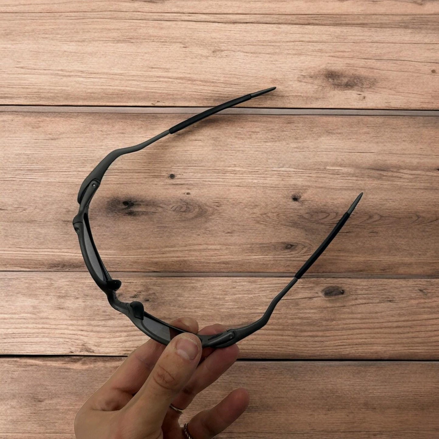 Insane metal frame polarised sunglasses in black frame red lense. One size.