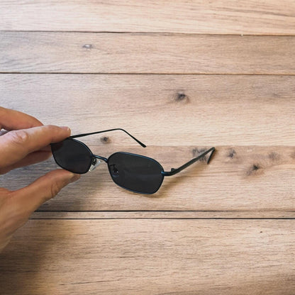 Lovely metal frame polarised sunglasses in black with black lense. One size.