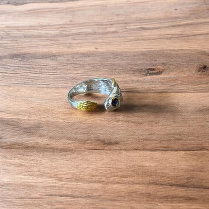 Lovely vintage style retro fish ring in silver/gold. One size.