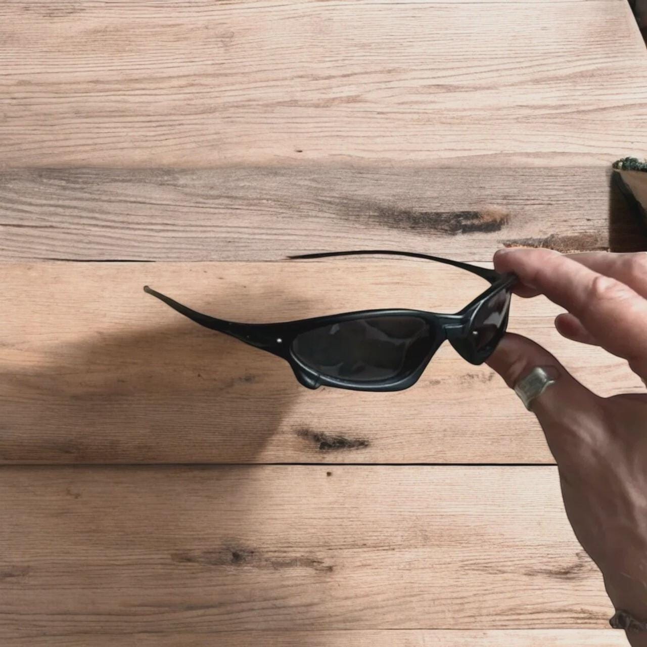Insane polarised sunglasses in black with black lense. One size.