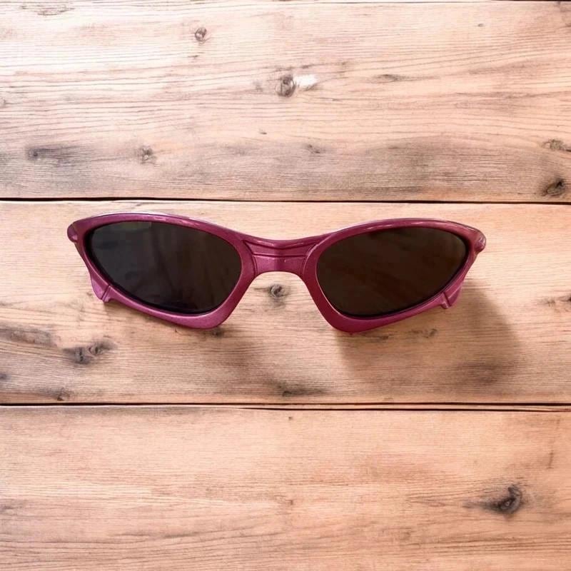 Insane polarised sunglasses in pink with black lense. One size.