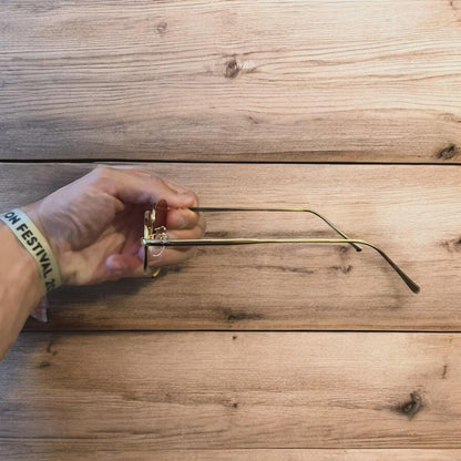 Lovely metal frame polarised sunglasses in gold with red lense. One size.