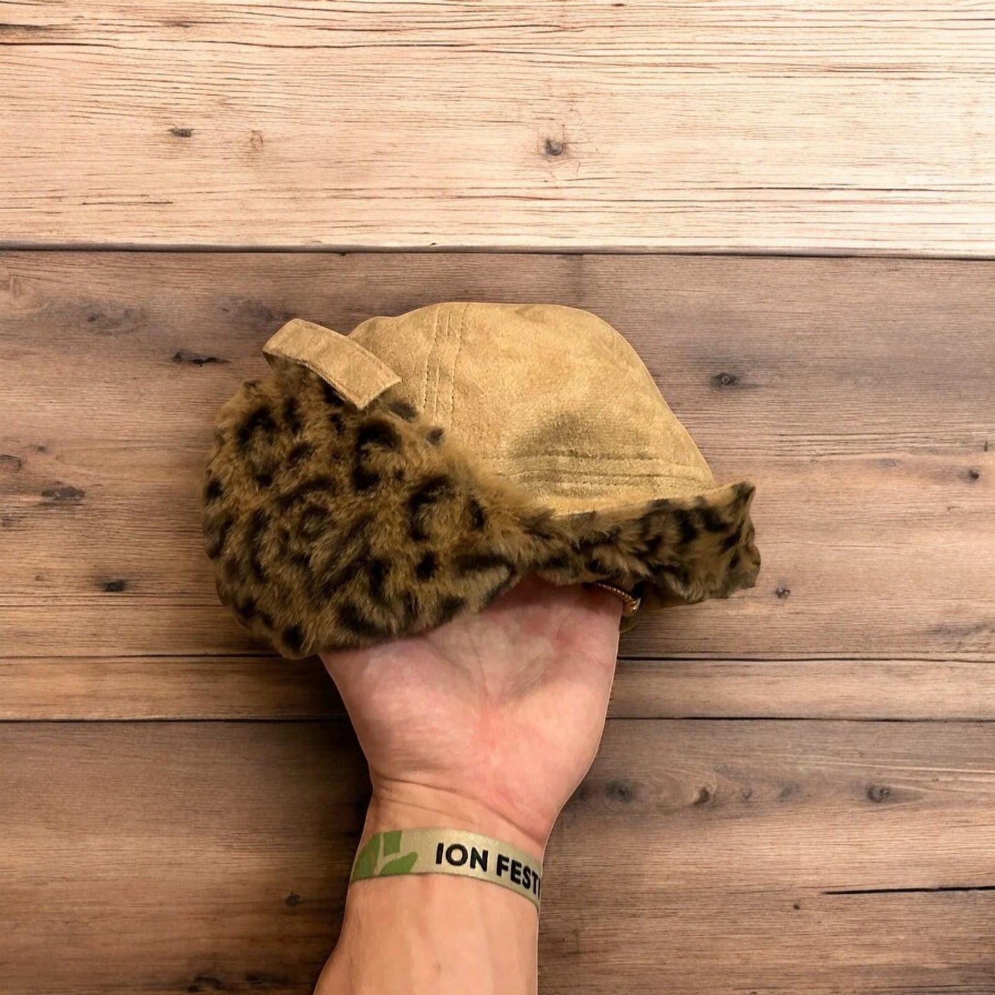 Lovely reversible trapper Russian ear flap hat in leopard & beige colour way. One size.