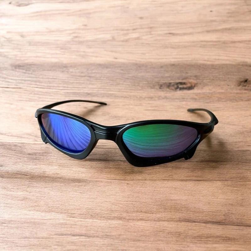 Insane polarised sunglasses in black with blue lense. One Size.