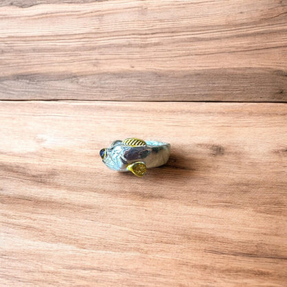 Lovely vintage style retro fish ring in silver/gold. One size.