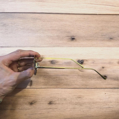 Lovely metal frame polarised sunglasses in gold with black lense. One size.