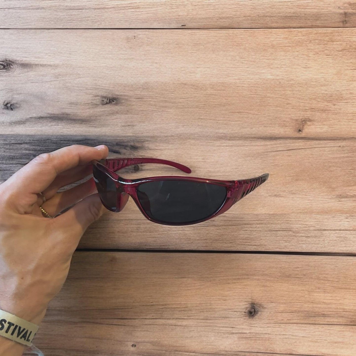 Cool wrap around sunglasses in pink/purple frame with black lense. One size.