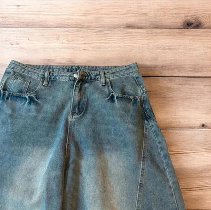 Incredible vintage style baggy wide leg skater fit jeans with fade in light blue.