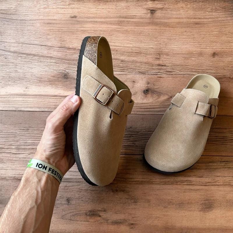 Lovely suede mules sandals in beige/cream.