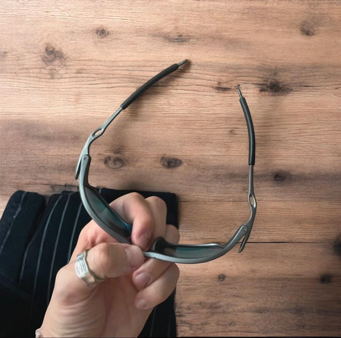 Insane metal frame sunglasses in black with red lense. One size.