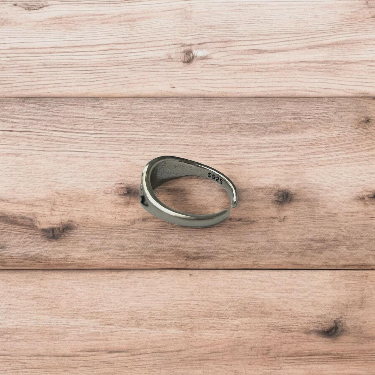 Lovely vintage style stainless steel retro fish ring in silver. One size.