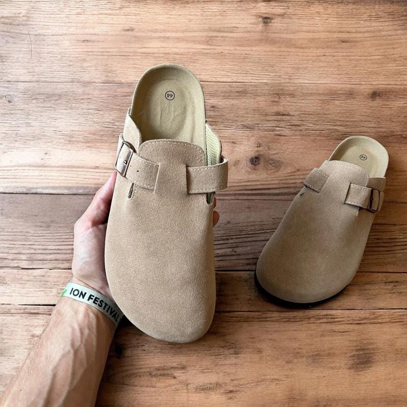 Lovely suede mules sandals in beige/cream.