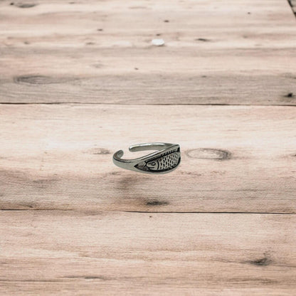 Lovely vintage style stainless steel retro fish ring in silver. One size.