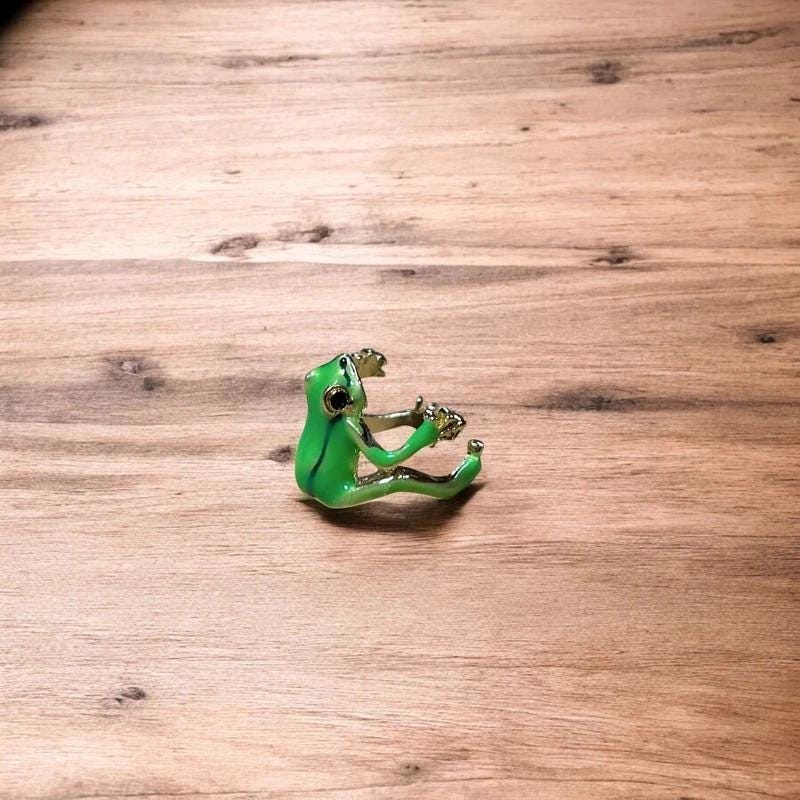 Novelty fun Frog adjustable ring in green/silver. One size.