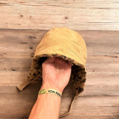 Lovely reversible trapper Russian ear flap hat in leopard & beige colour way. One size.