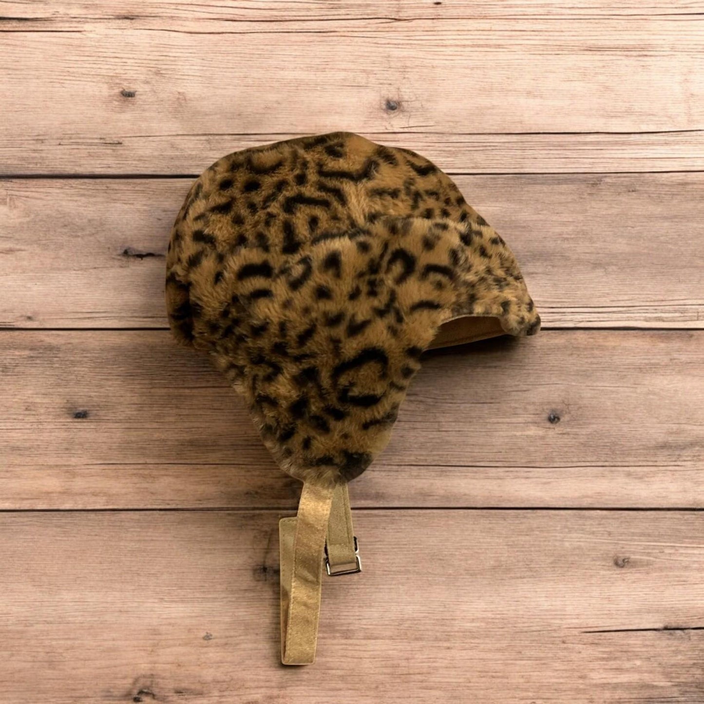 Lovely reversible trapper Russian ear flap hat in leopard & beige colour way. One size.