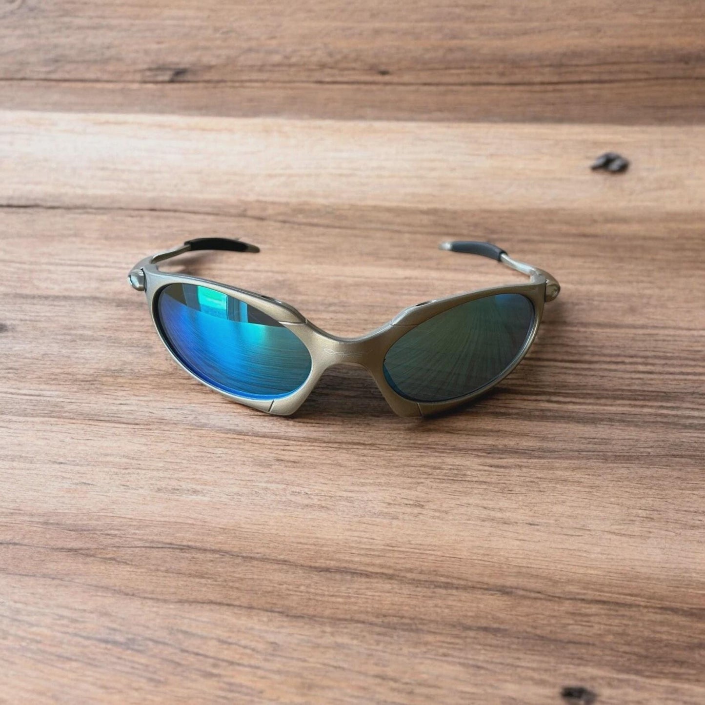 Insane metal frame sunglasses in silver with blue lense. One size.