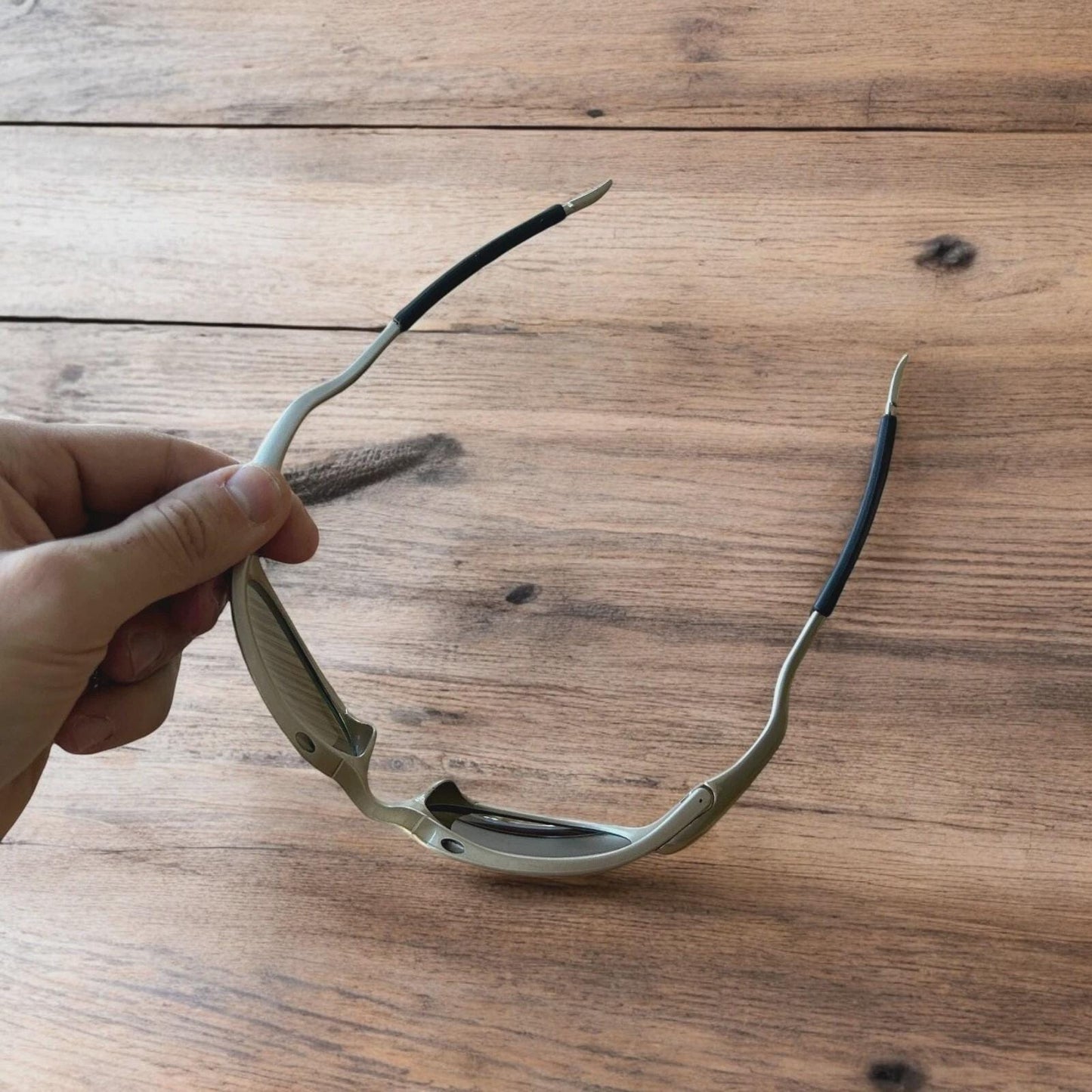 Insane metal frame sunglasses in silver with blue lense. One size.