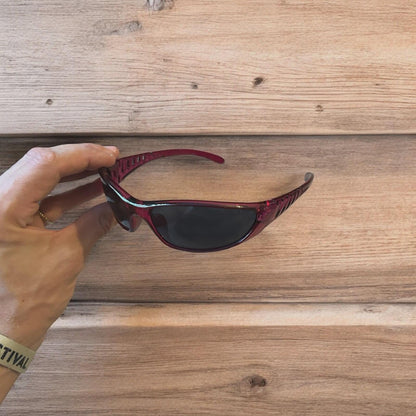Cool wrap around sunglasses in pink/purple frame with black lense. One size.