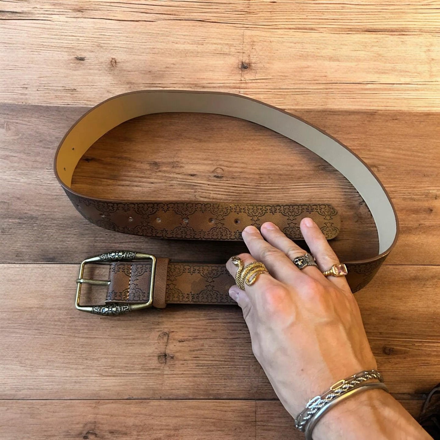 Vintage style faux leather western cowboy belt in brown with bronze trim. 105cm.
