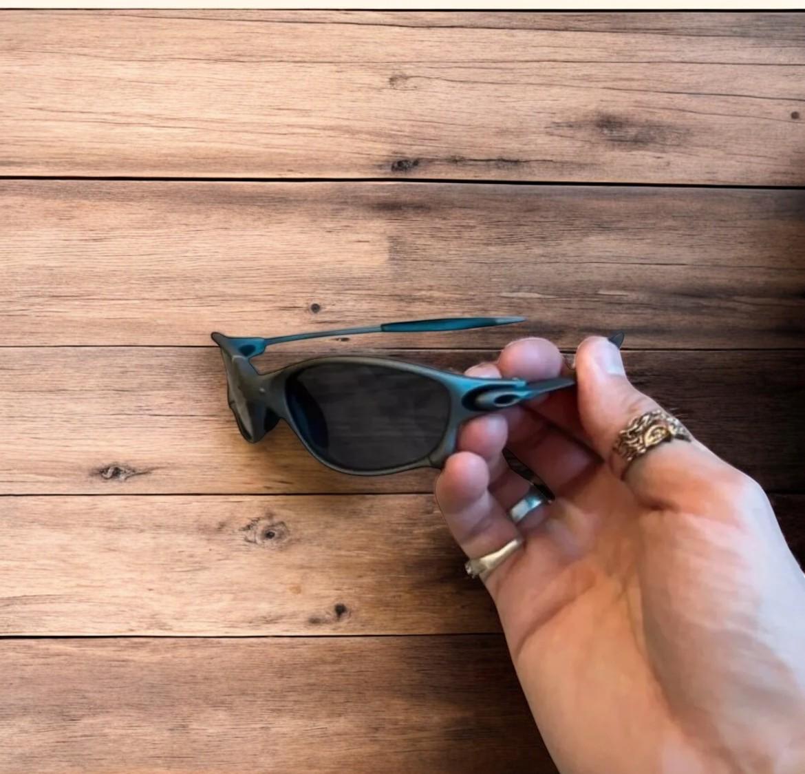 Insane metal frame polarised sunglasses in grey frame black lense. One size.