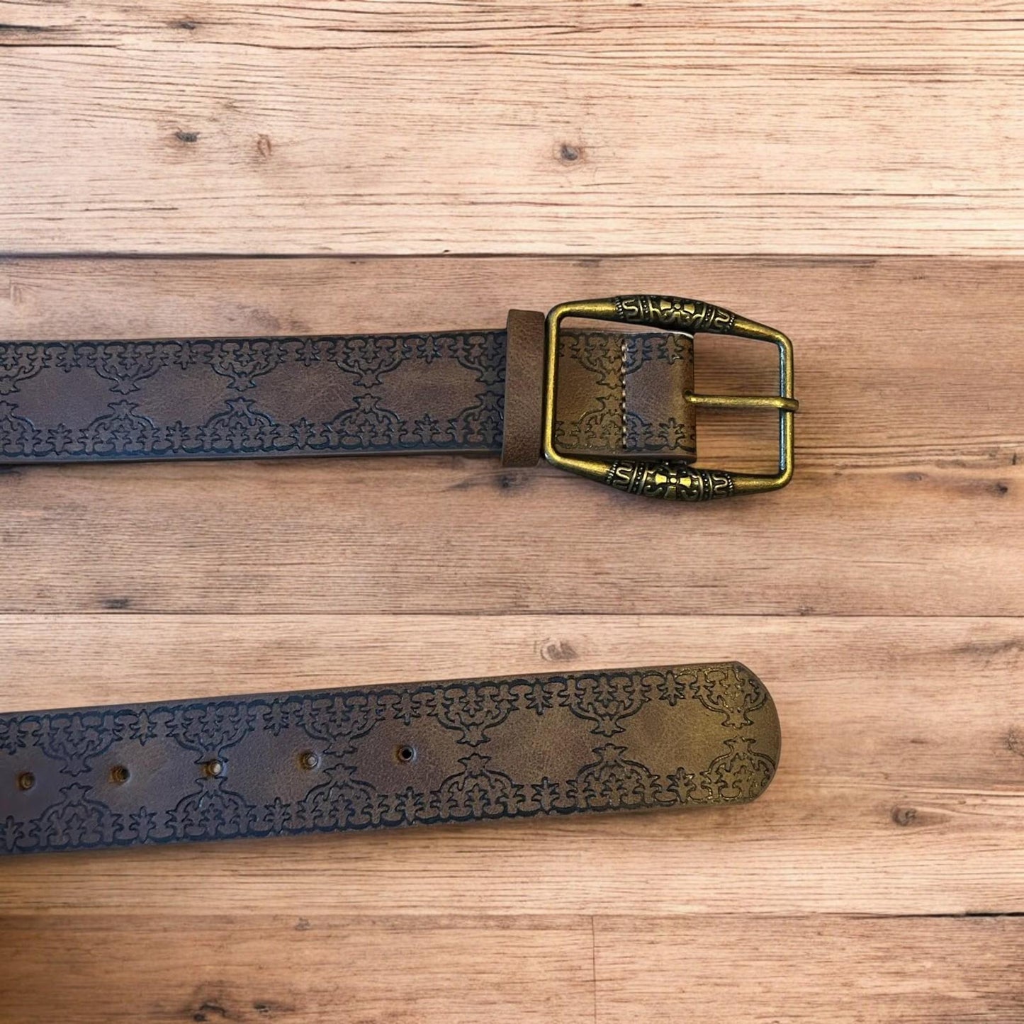 Vintage style faux leather western cowboy belt in brown with bronze trim. 105cm.