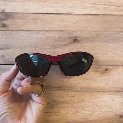 Cool wrap around sunglasses in pink/purple frame with black lense. One size.