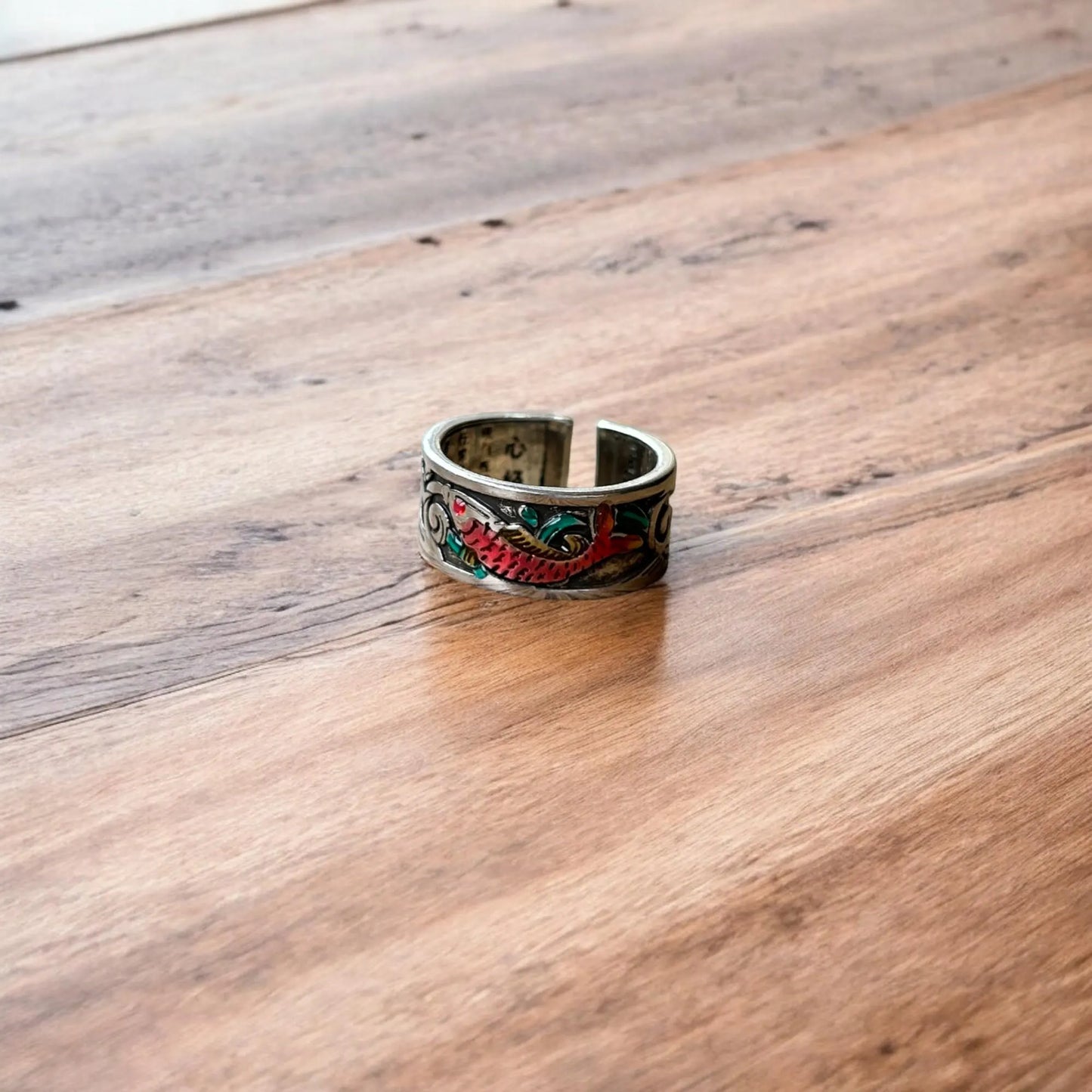 Lovely vintage style stainless steel retro fish band ring in silver. One size.