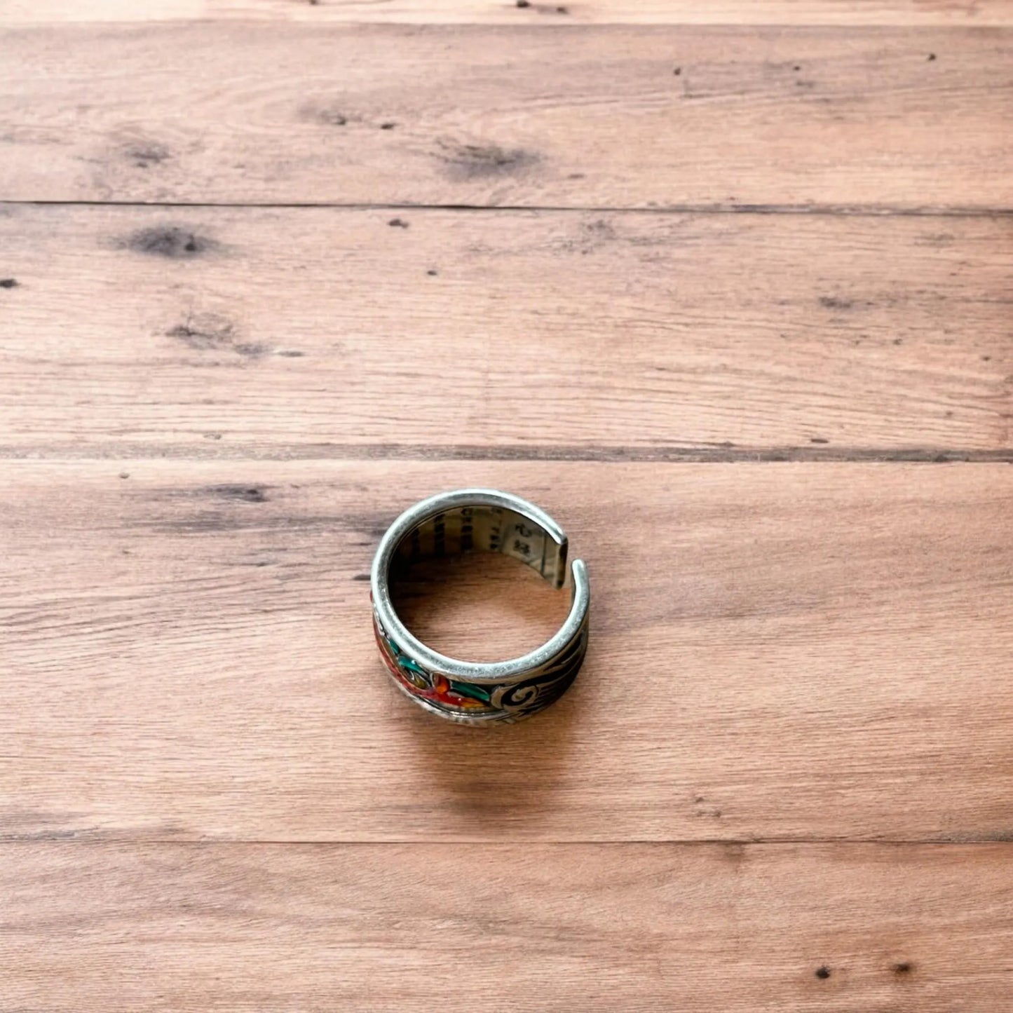 Lovely vintage style stainless steel retro fish band ring in silver. One size.