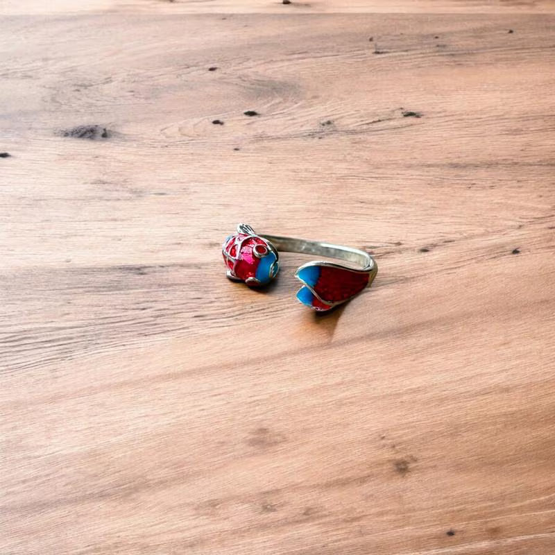 Lovely vintage style stainless steel retro fish ring in silver. One size.