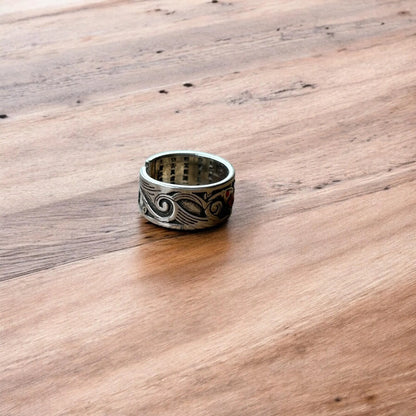 Lovely vintage style stainless steel retro fish band ring in silver. One size.