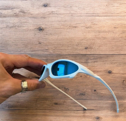Insane polarised sunglasses in white with blue lense. One size.