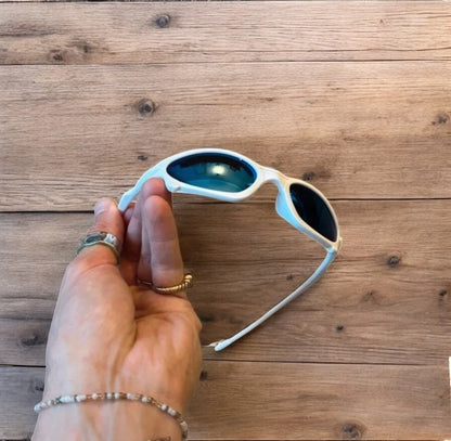 Insane polarised sunglasses in white with blue lense. One size.
