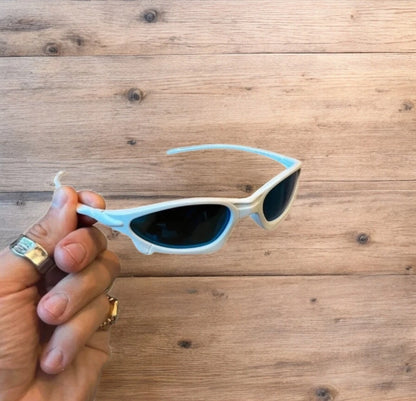 Insane polarised sunglasses in white with blue lense. One size.